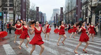 街边热舞吃瓜,围观群众吃瓜不停