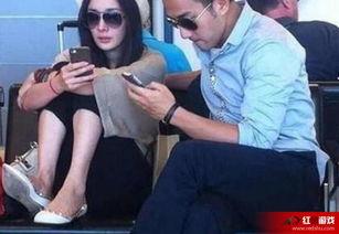 挠明星脚丫的视频,明星私下趣味瞬间曝光