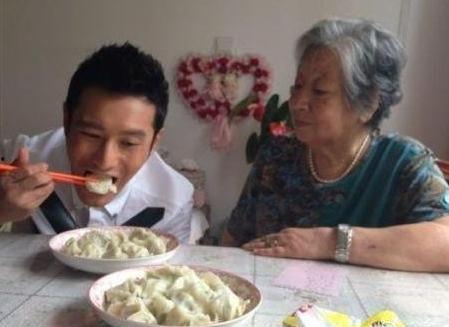 明星衣锦还乡的故事,明星荣耀归来，谱写辉煌人生新篇章